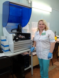 Врач клинической лабораторной диагностики Непомилуева А.А. на фоне иммуноферментного анализатора «Лазурит»  